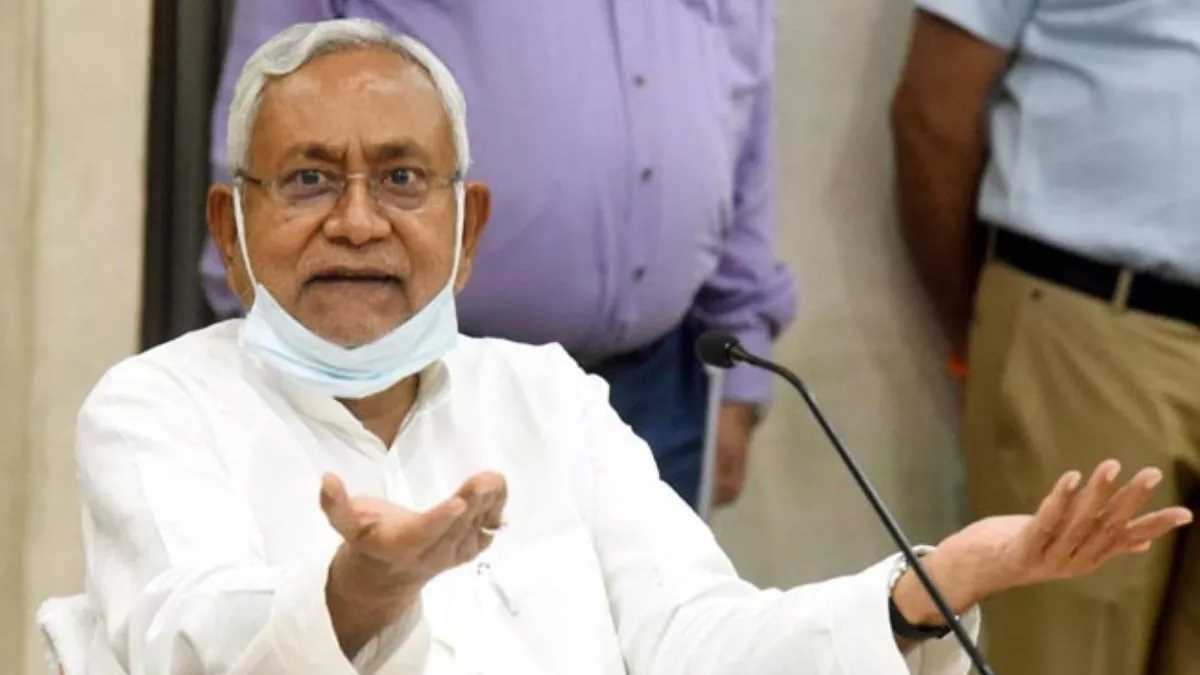 सीएम नीतीश ने दो बड़े अफसरों को लगा दिया फोन, शिक्षकों के खिलाफ शिकायत पर बोले- तुरंत कार्रवाई कीजिए